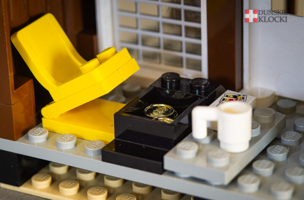 zdjęcie złożonego zestawu 6755/6764 Sheriff's Lock-Up z serii LEGO Western - fotel i biurko szeryfa