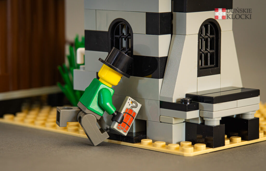 zdjęcie złożonego zestawu 6755/6764 Sheriff's Lock-Up z serii LEGO Western - figurka z dynamitem