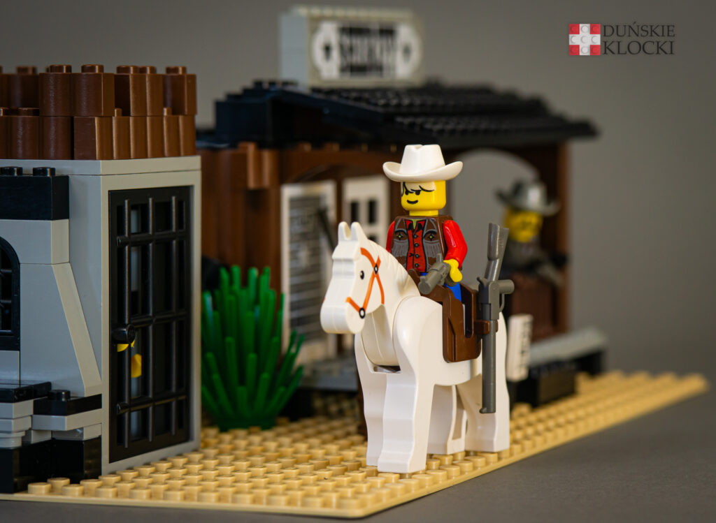 zdjęcie złożonego zestawu 6755/6764 Sheriff's Lock-Up z serii LEGO Western - zastępca szeryfa