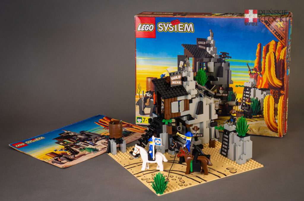 zdjęcie pudełka, instrukcji i złożonego zestawu 6761 Bandit's Secret Hide-Out z serii LEGO Western