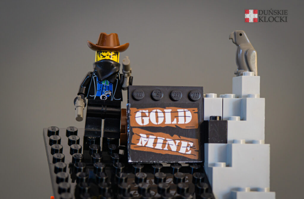 zdjęcie złożonego zestawu 6761 Bandit's Secret Hide-Out z serii LEGO Western - rewolwerowiec z beczką