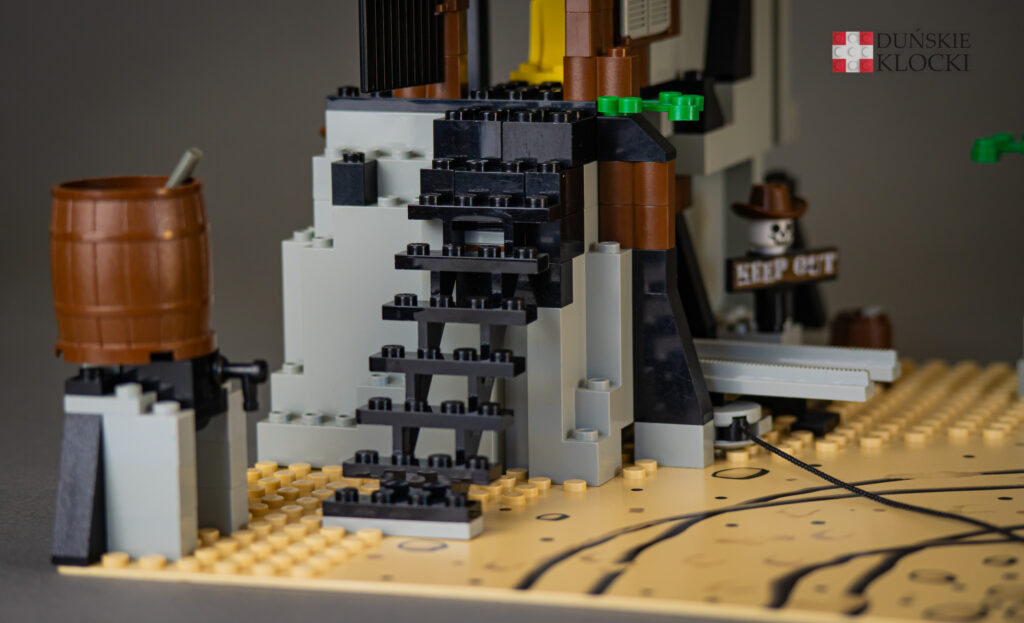 zdjęcie złożonego zestawu 6761 Bandit's Secret Hide-Out z serii LEGO Western - schody