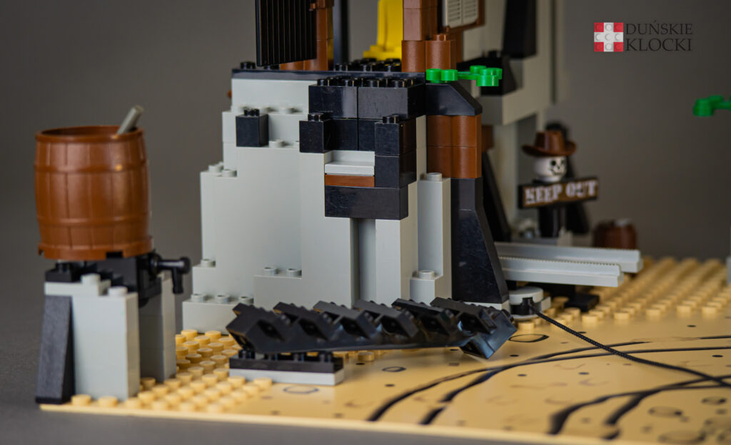 zdjęcie złożonego zestawu 6761 Bandit's Secret Hide-Out z serii LEGO Western - zrzucone schody