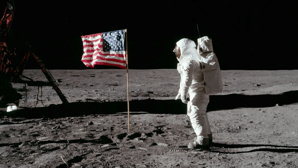 Zdjęcie astronauty NASA na księżycu przy fladze USA