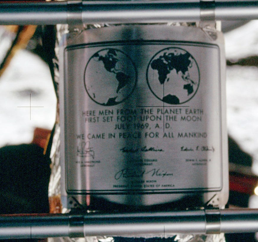 Zdjęcie pamiątkowej tabliczki pozostawionej przez astronautów Apollo 11 na księżycu